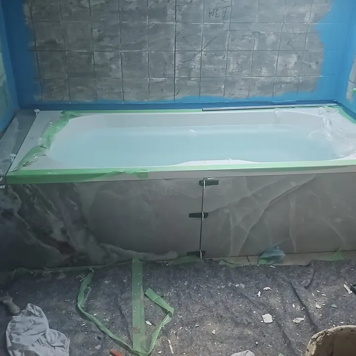 Eingebaute Badewanne mit Abdichtung vor dem Verfliesen