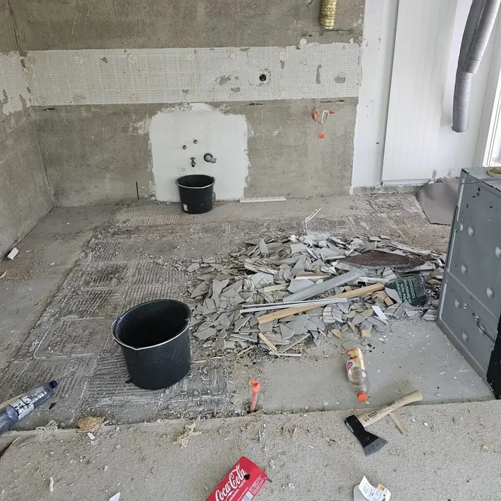 Entkerntes Badezimmer zu Beginn der Sanierung