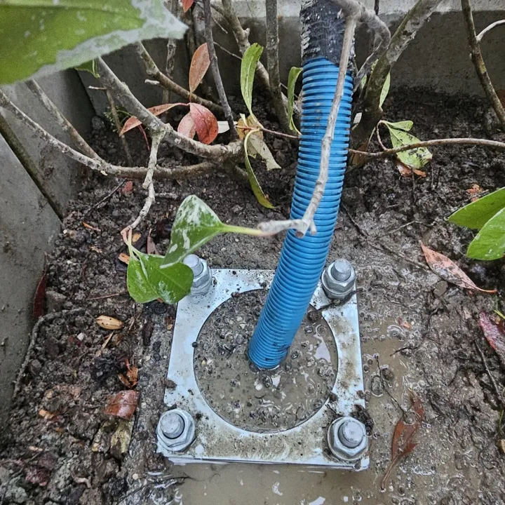 Betonfundament mit Ankerbolzen und Leerrohr
