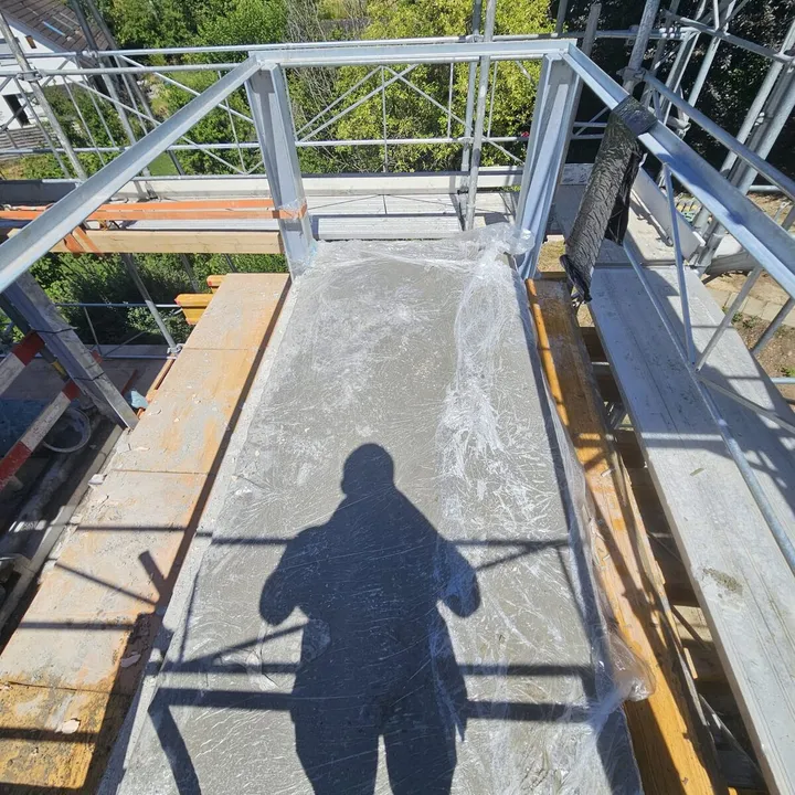 Neue Betonplatte im eingerüsteten Aussenbereich