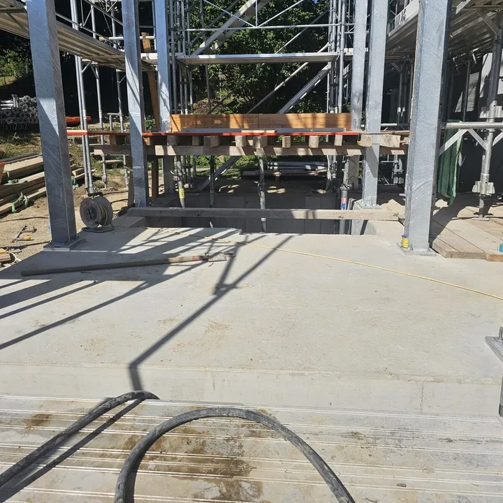Fertiggestellte Betonplatte mit Gerüst