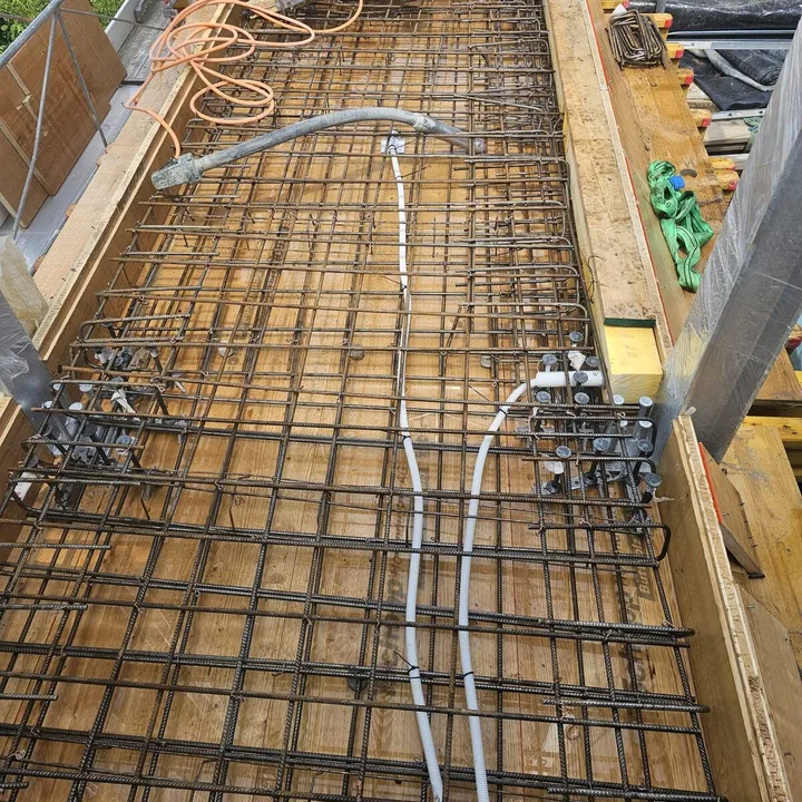 Bewehrung in der Schalung vor dem Betonieren