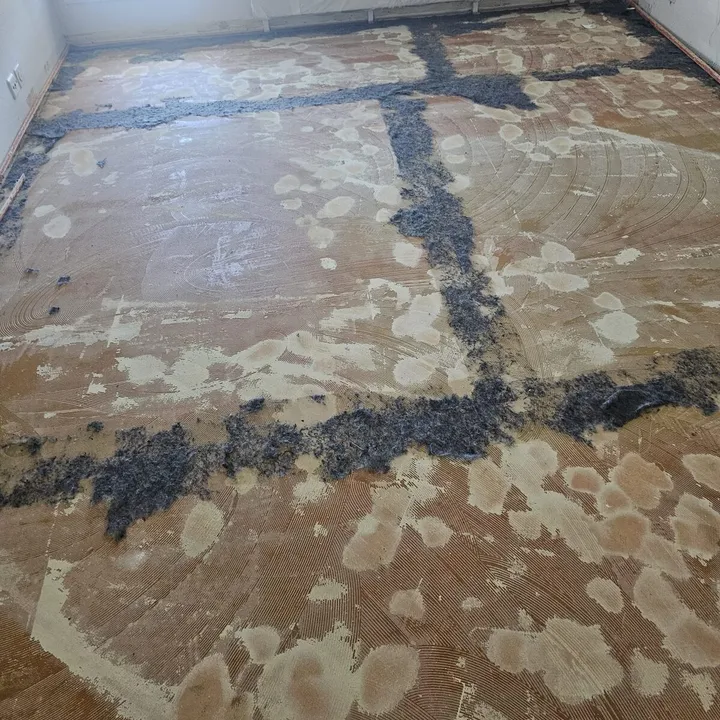 Entfernter Altbelag mit Kleberresten