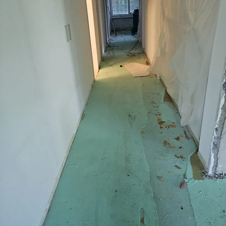 Verlegte Bodenunterlage in einem Flur
