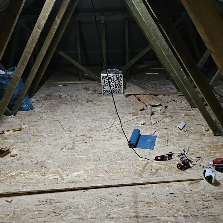 Dachboden mit Holztragwerk während des Ausbaus