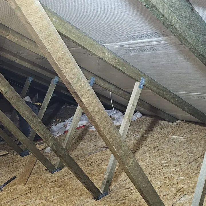 Unterspannbahn und Holztragwerk beim Dachausbau