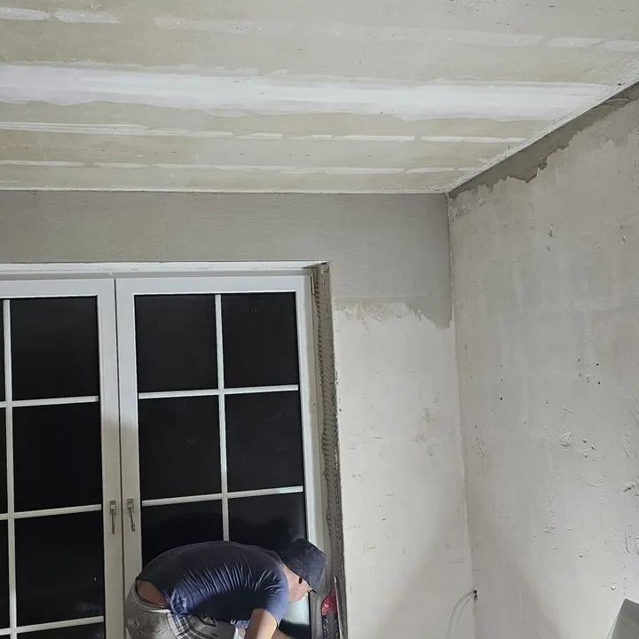 Frisch verputzte Decke im Innenausbau