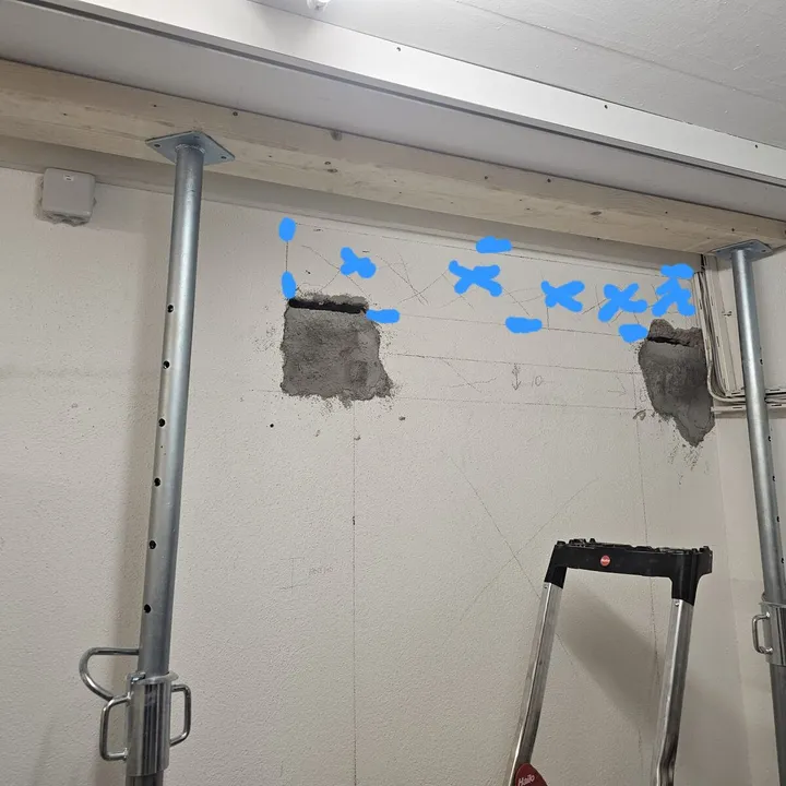 Deckenabfangung mit Stahlstützen für einen Wanddurchbruch