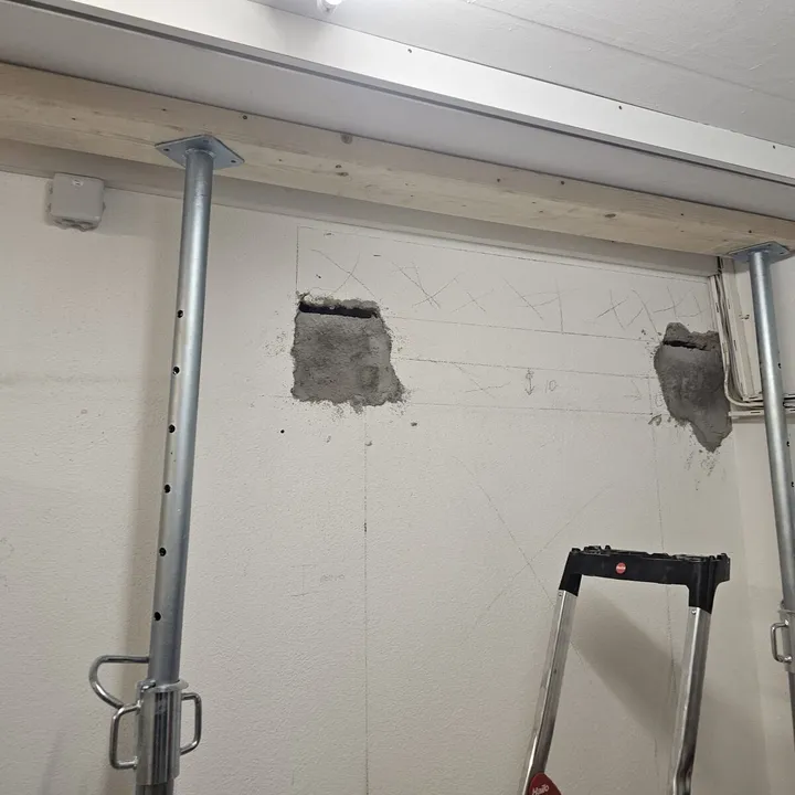 Abgestützte Decke vor dem Öffnen der Wand