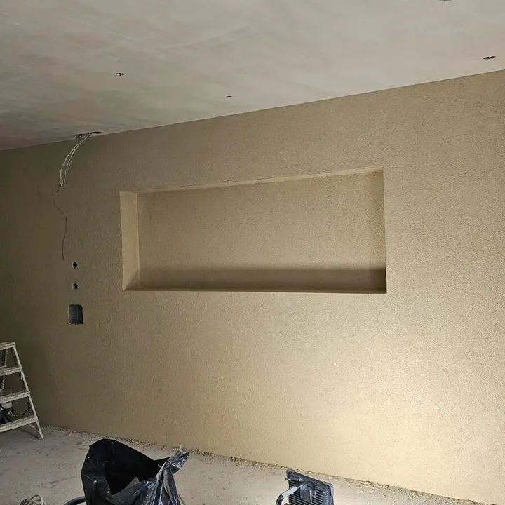 Innenwand mit Abrieb und eingelassener Nische