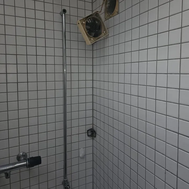 Fertig geflieste Dusche mit Kleinformatfliesen