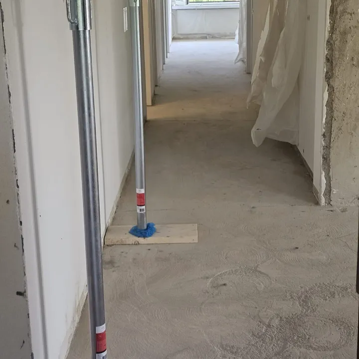 Ausgebesserter Estrich nach dem Entfernen des Altbelags