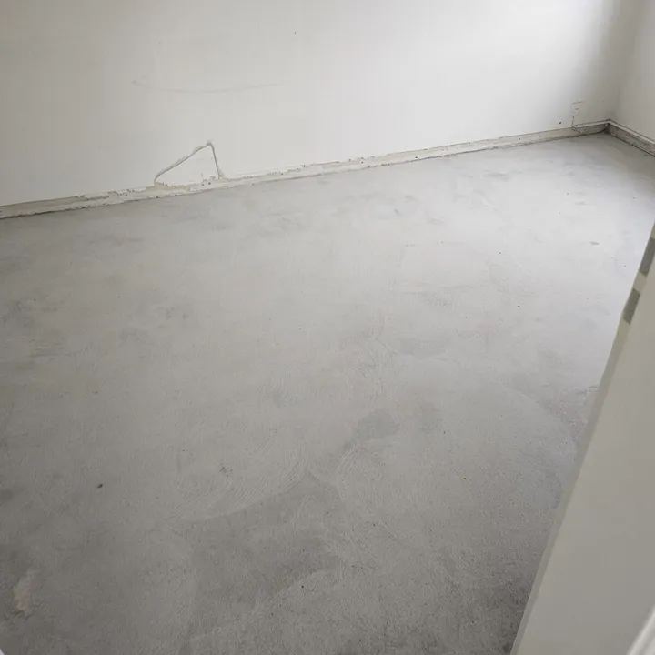 Geglätteter Estrich als neuer Unterboden
