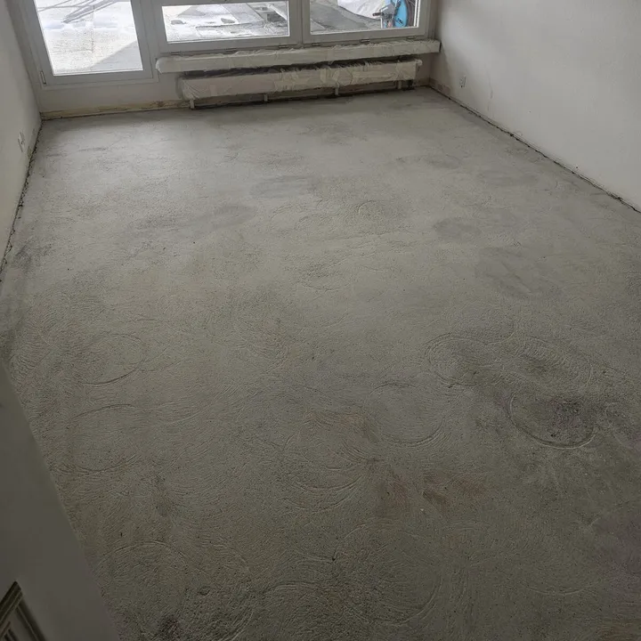 Neu eingebrachter Estrich in einem Wohnraum
