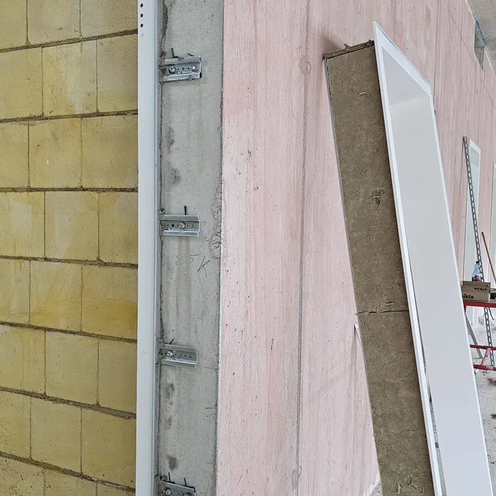 Fassadenputz an einer Fensterlaibung