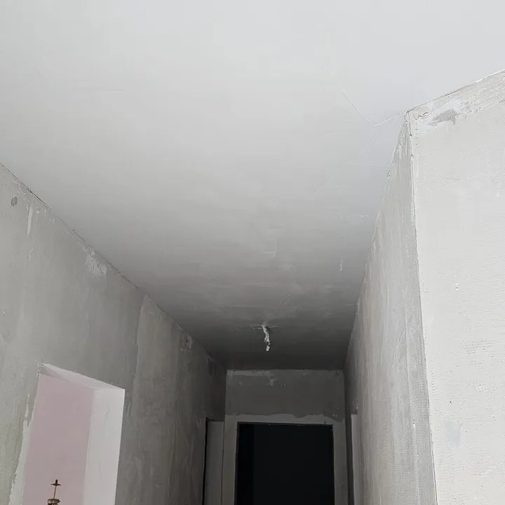 Flur mit vorbereiteten Wänden und Decke