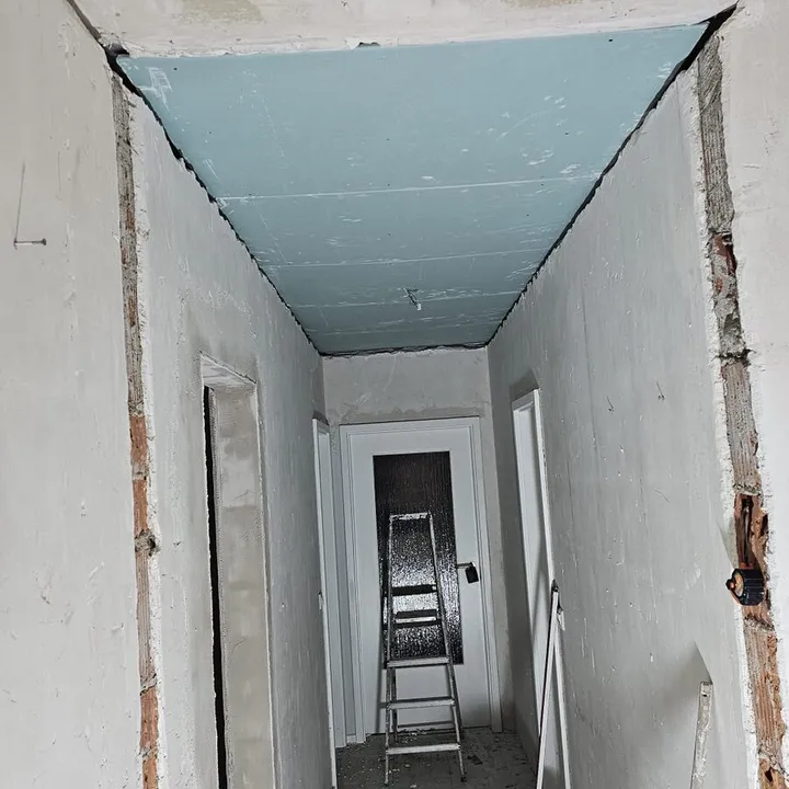Neue Gipskartondecke in einem Flur