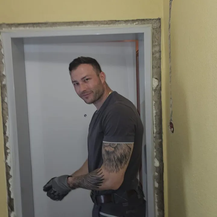 Gipser bei Spachtelarbeiten an einer Innenwand