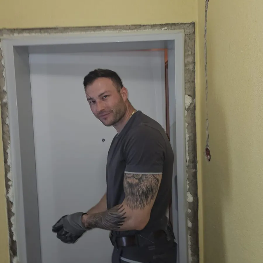 Gipser bei Spachtelarbeiten an einer Innenwand