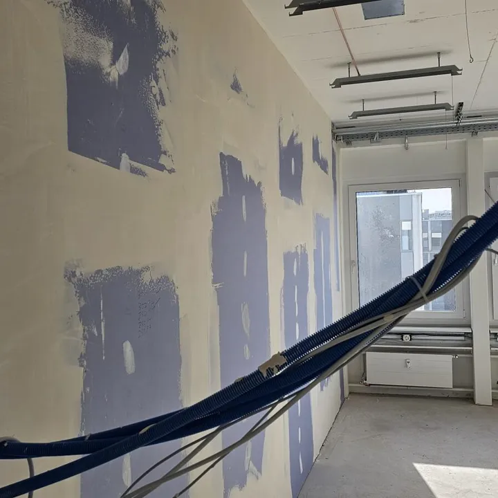 Neue Gipskartonwand mit verspachtelten Fugen