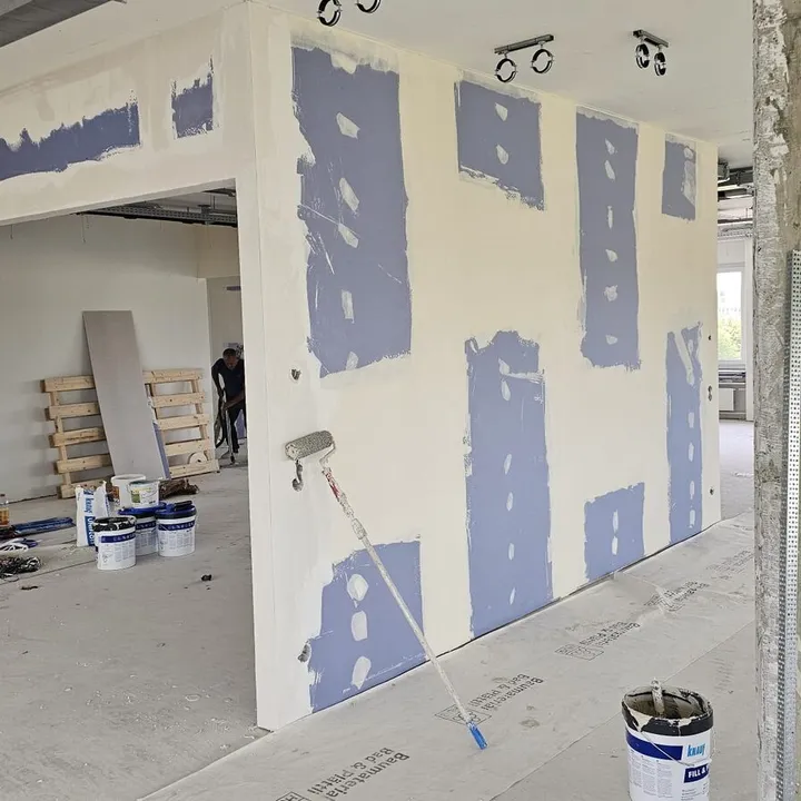 Verspachtelte Gipskartonwand im offenen Grossraum