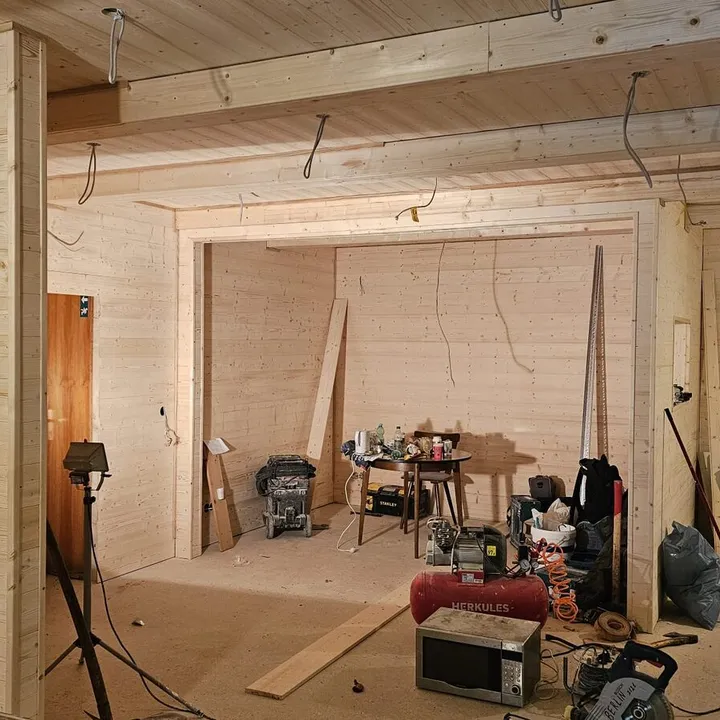 Innenausbau mit Holzwerkstoffplatten und Balkendecke