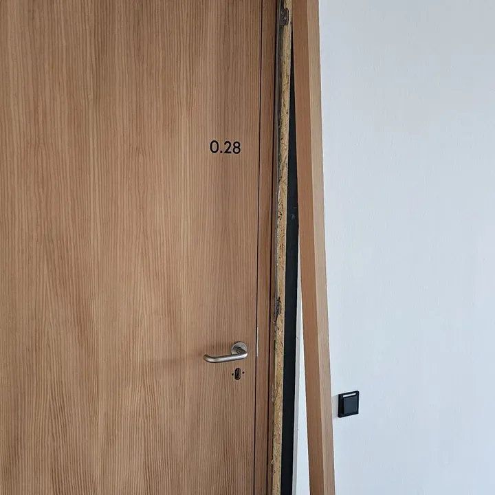 Holzwerkstoffwand mit vorbereiteten Anschlüssen