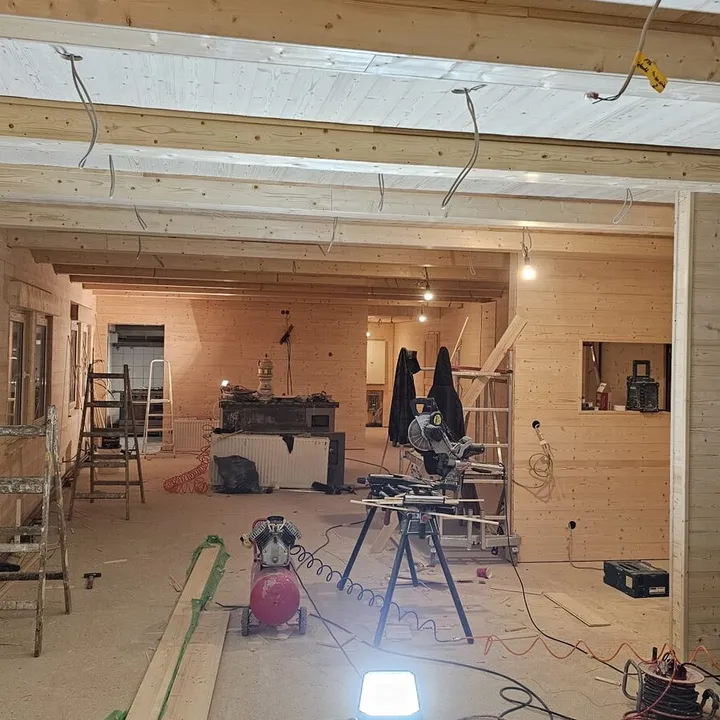 Umbau mit freigelegten Holzbalken