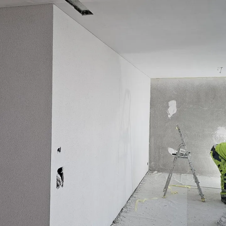 Putzarbeiten in einem grossen Wohnraum