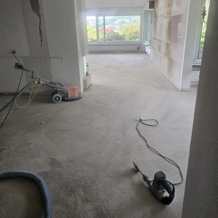 Verputzte Wände während einer Raumrenovation