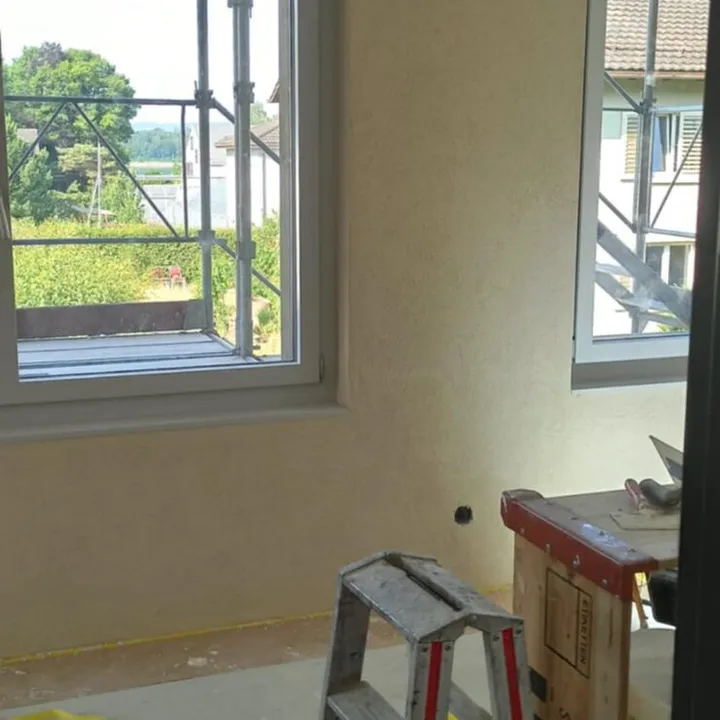 Innenputz im Fensterbereich während der Renovation