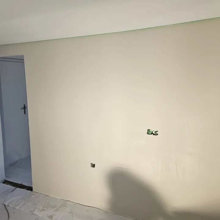 Fertig verputzte, helle Innenwand