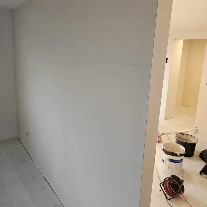 Fertig verputzte Innenwand an einer Türlaibung