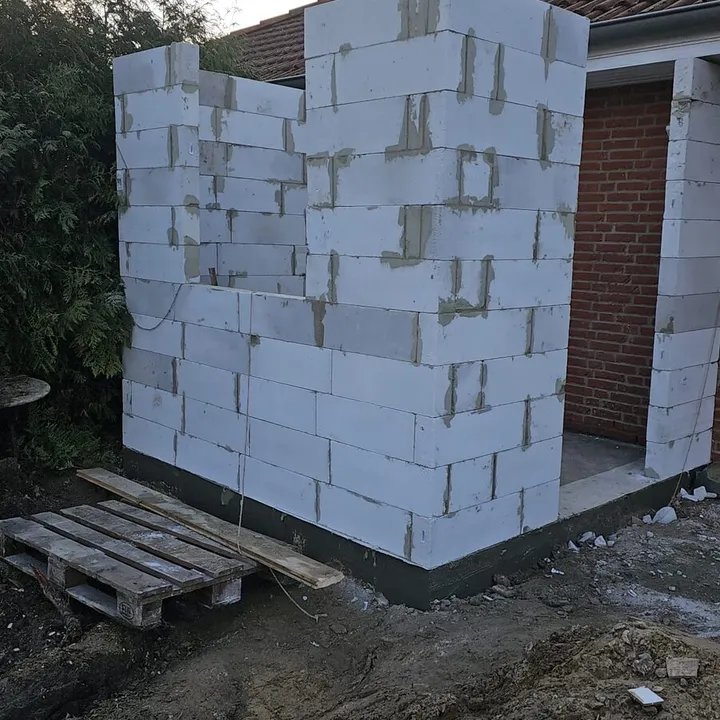 Kleines gemauertes Gebäude im Rohbau