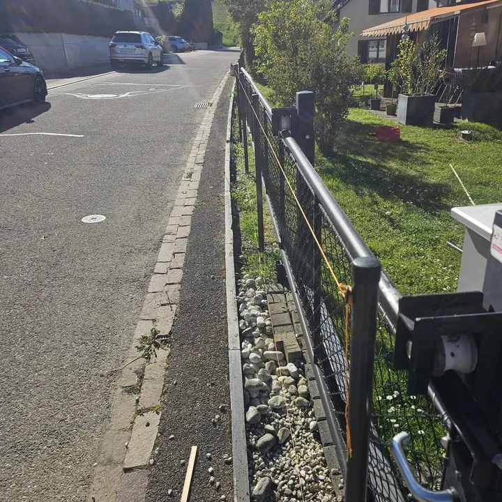 Metallzaun entlang einer Grundstücksgrenze