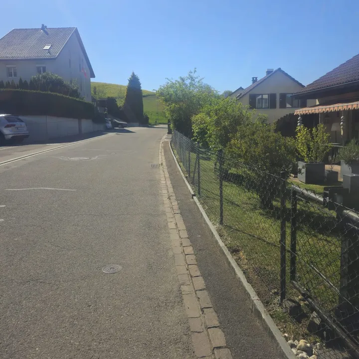 Metallzaun an einem Wohngrundstück