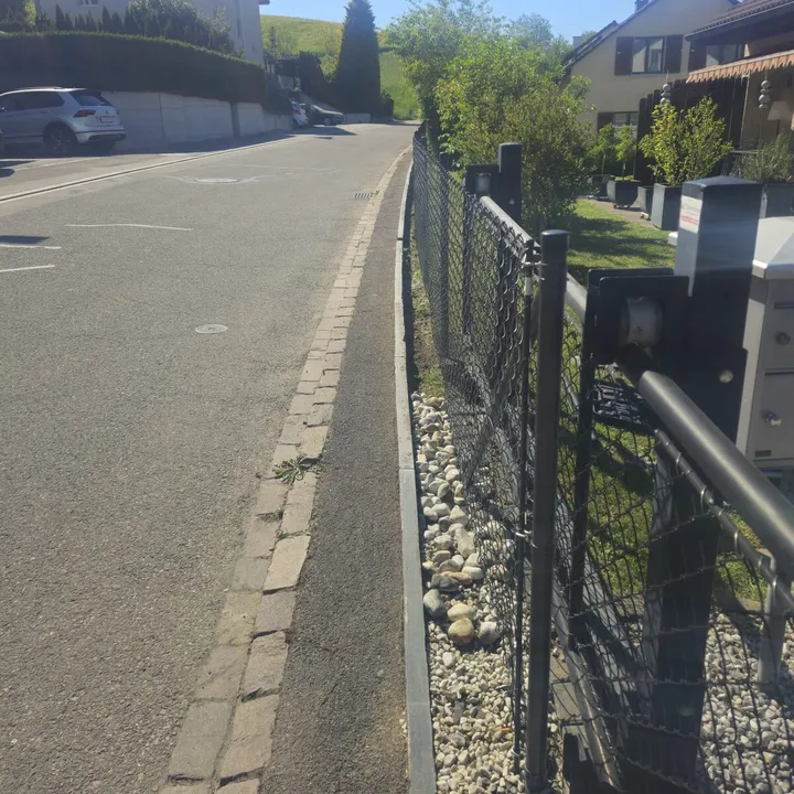 Metallzaun an der Strassenseite eines Grundstücks