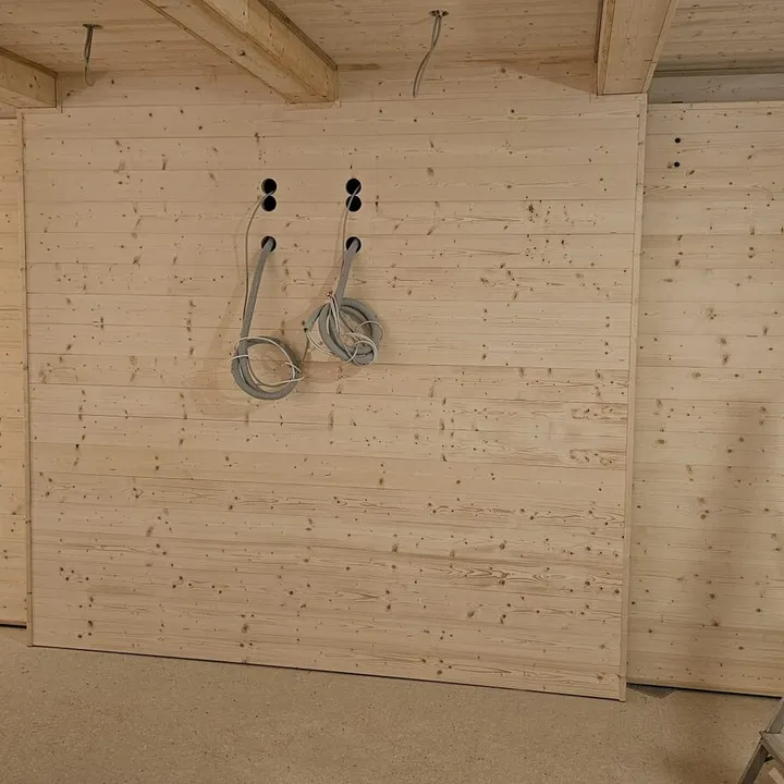 Wand mit vorbereiteten Installationen