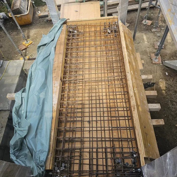 Bewehrung in der Holzschalung eines Podests