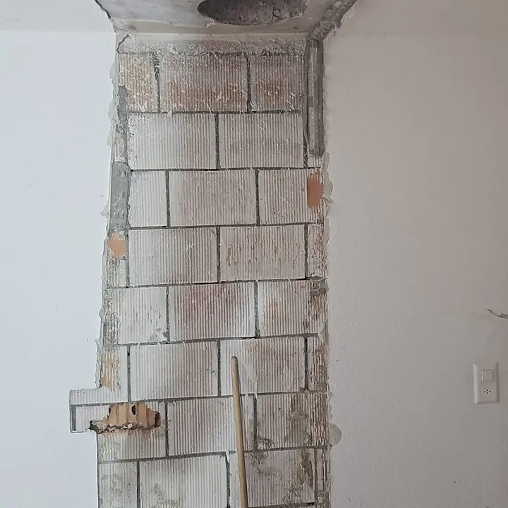 Freigelegtes Mauerwerk beim Rückbau eines Kamins