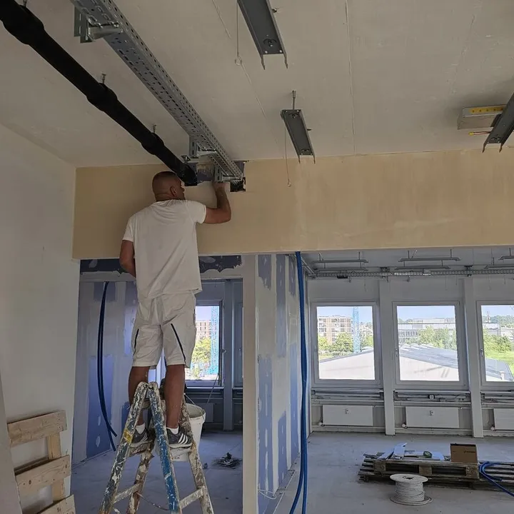 Montage einer abgehängten Trockenbaudecke