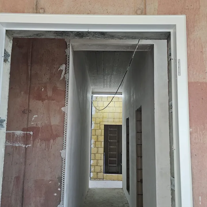 Montierte Türzarge im Innenausbau