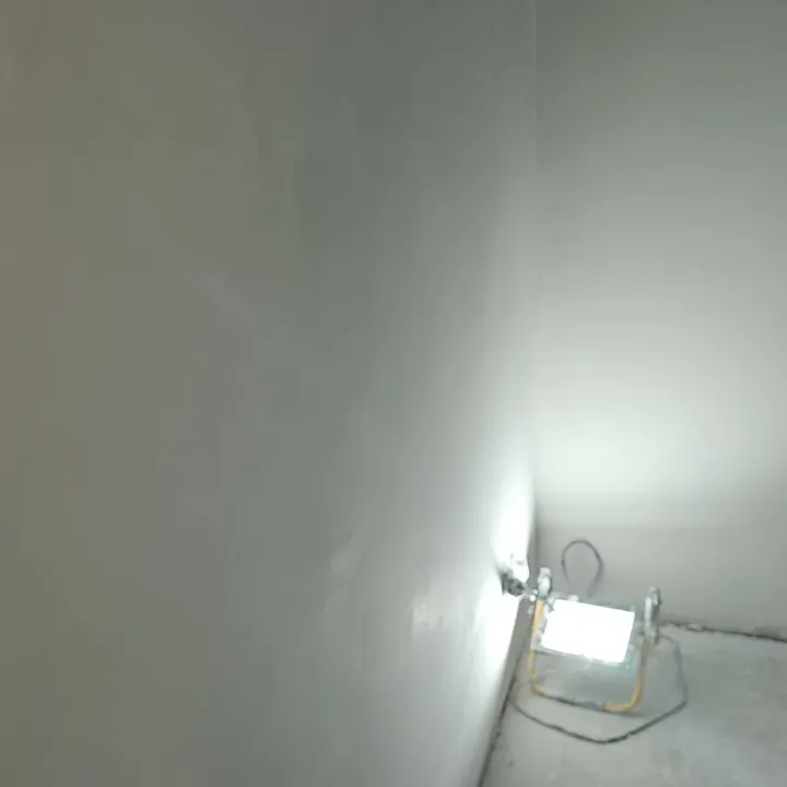 Gespachtelte Wand bei der Streiflichtkontrolle