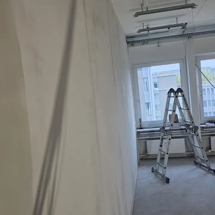 Frisch verputzte Innenwand