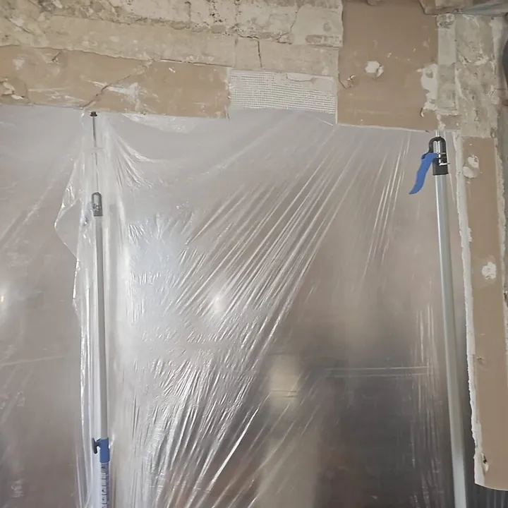 Wandabbruch mit Staubschutzwand vorbereitet
