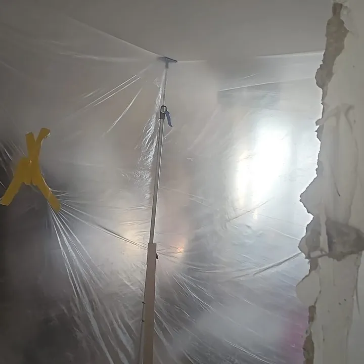 Wanddurchbruch hinter einer Staubschutzwand